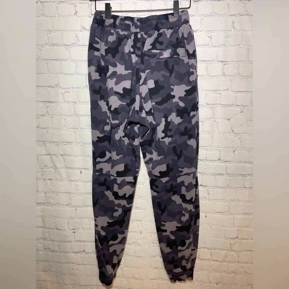 Under Armour size medium black & gray camo